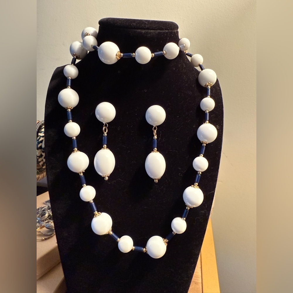 Vintage White and Gold Beaded Jewelry Set - Picture 1 of 4
